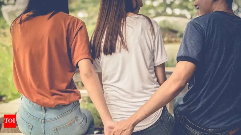 تقسیم همسر با شخص سوم